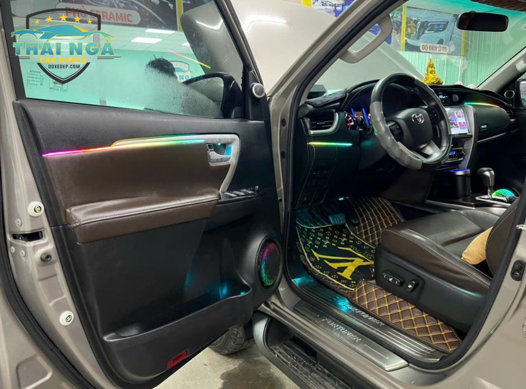 TOYOTA FORTUNER lắp LED nội thất V3 23 chi tiết chạy đuổi