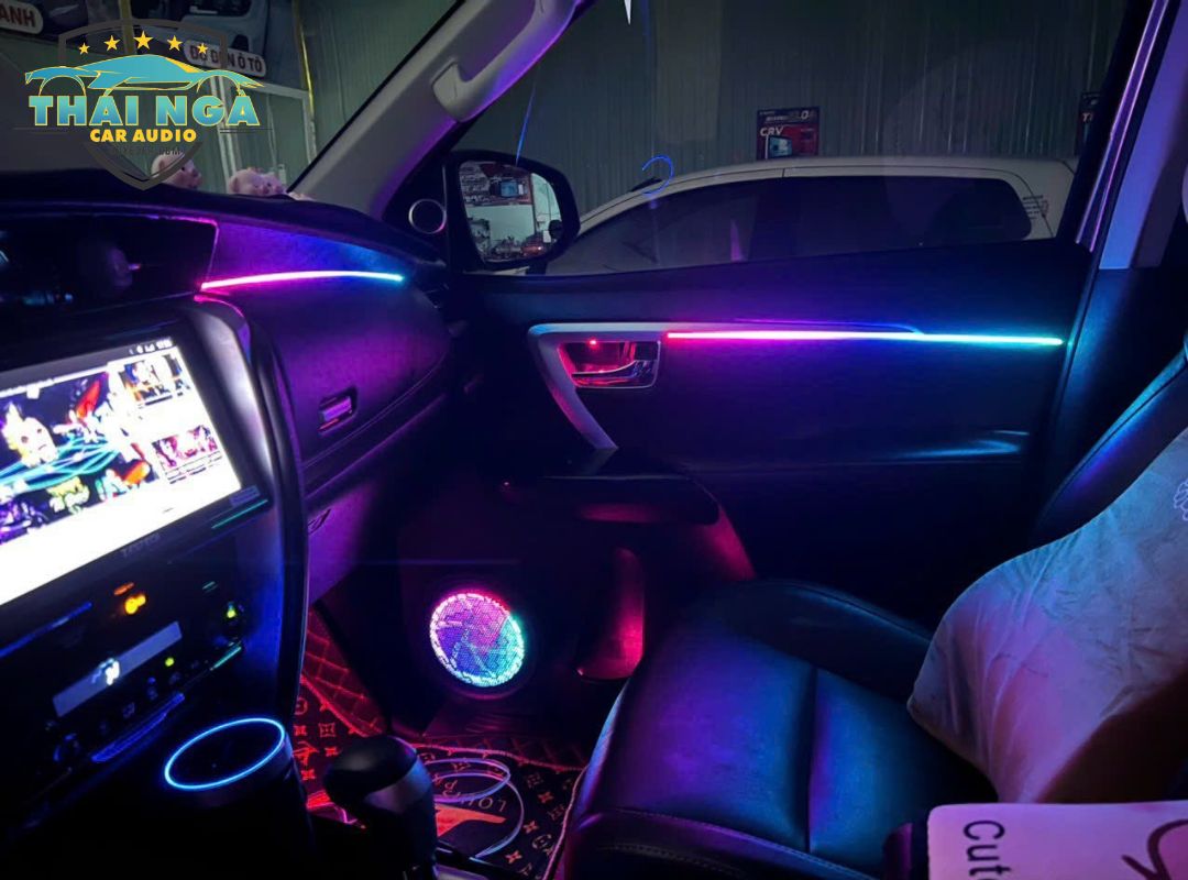 TOYOTA FORTUNER lắp LED nội thất V3 23 chi tiết chạy đuổi