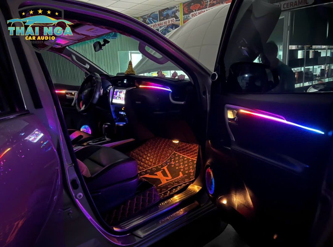 TOYOTA FORTUNER lắp LED nội thất V3 23 chi tiết chạy đuổi