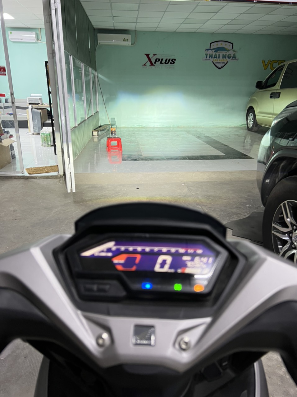 Lắp đặt đèn led xe máy để tăng sáng cho xe khi di chuyển