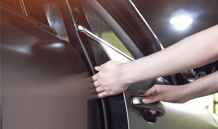 lap-cua-hit-xe-toyota-fortuner-3 Lắp cửa hít xe Toyota Fortuner