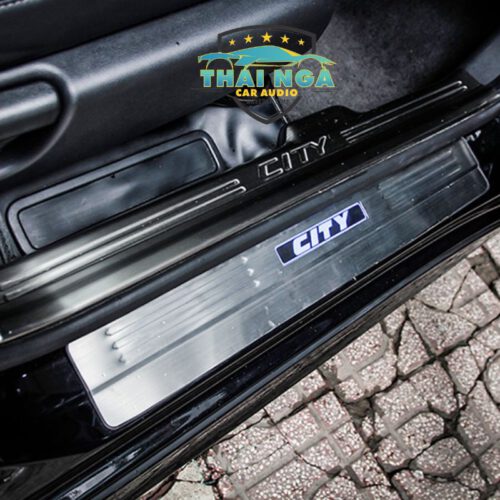 NẸP BƯỚC CHÂN TRONG TITAN