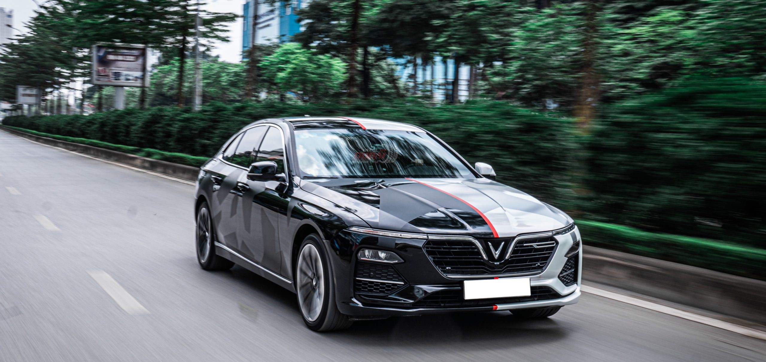 Nên dán decal hay sơn xe cho ô tô? So sánh 2 phương pháp đổi màu xe