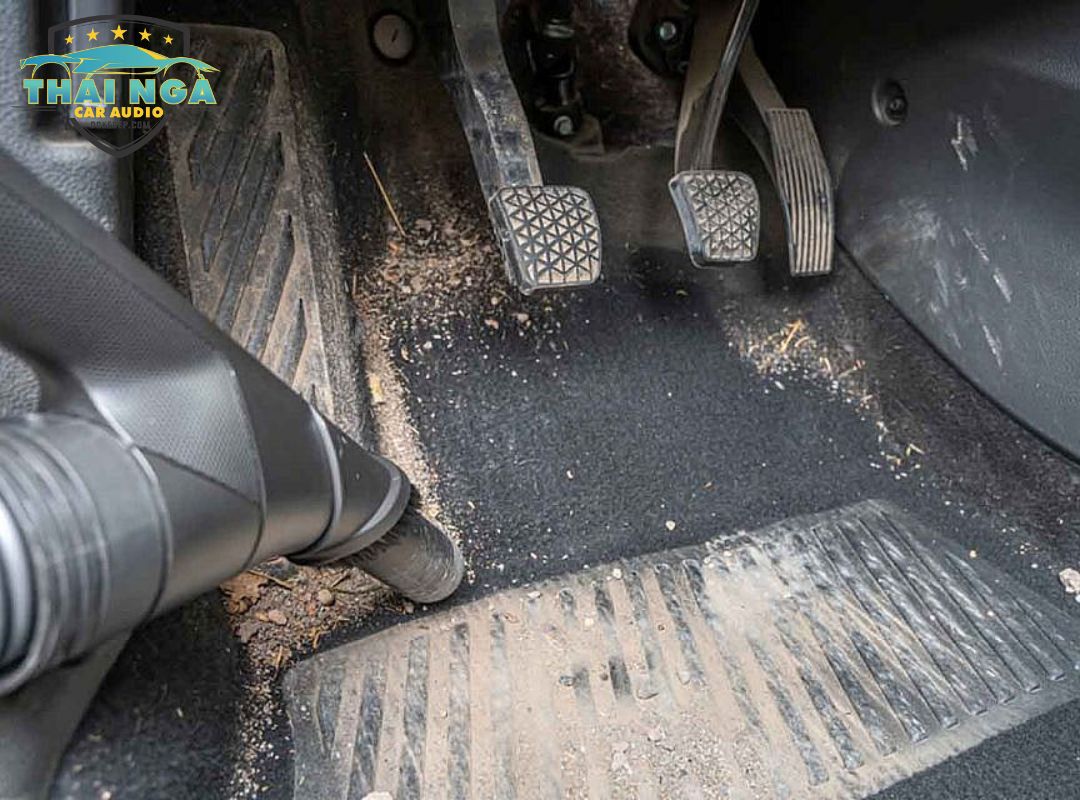 Vệ sinh nội thất ô tô: Lý do, lợi ích, quy trình và trải nghiệm