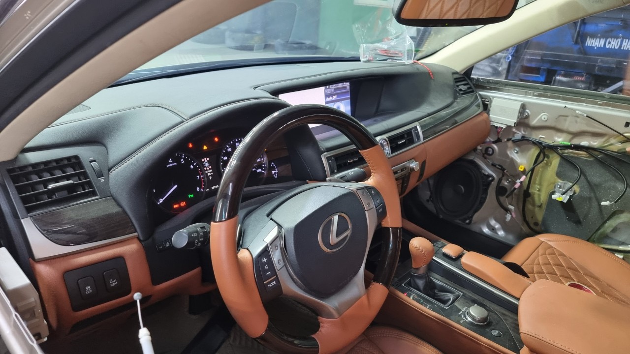 Bọc vô lăng ô tô, nên lựa chọn chất liệu nào?